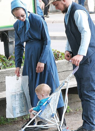 Amish Family, image courtesy Gila Brand, CCA 2.5 Amish Family